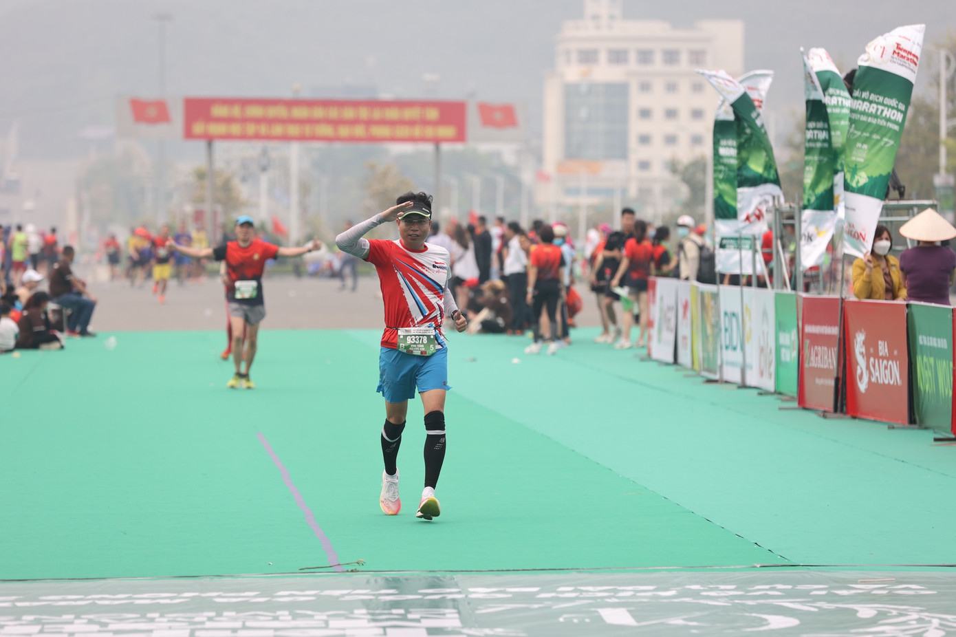 Nhà báo Phạm Đình Thắng, Trưởng Ban Kinh tế (báo Tiền Phong) hoàn thành cự ly 42,195km. Dù đặt chân tới Lai Châu chưa đầy hai ngày, nhà báo Đình Thắng chinh phục cung đường chạy tuyệt đẹp nhưng cũng đầy thử thách này. Ảnh: Trọng Tài.