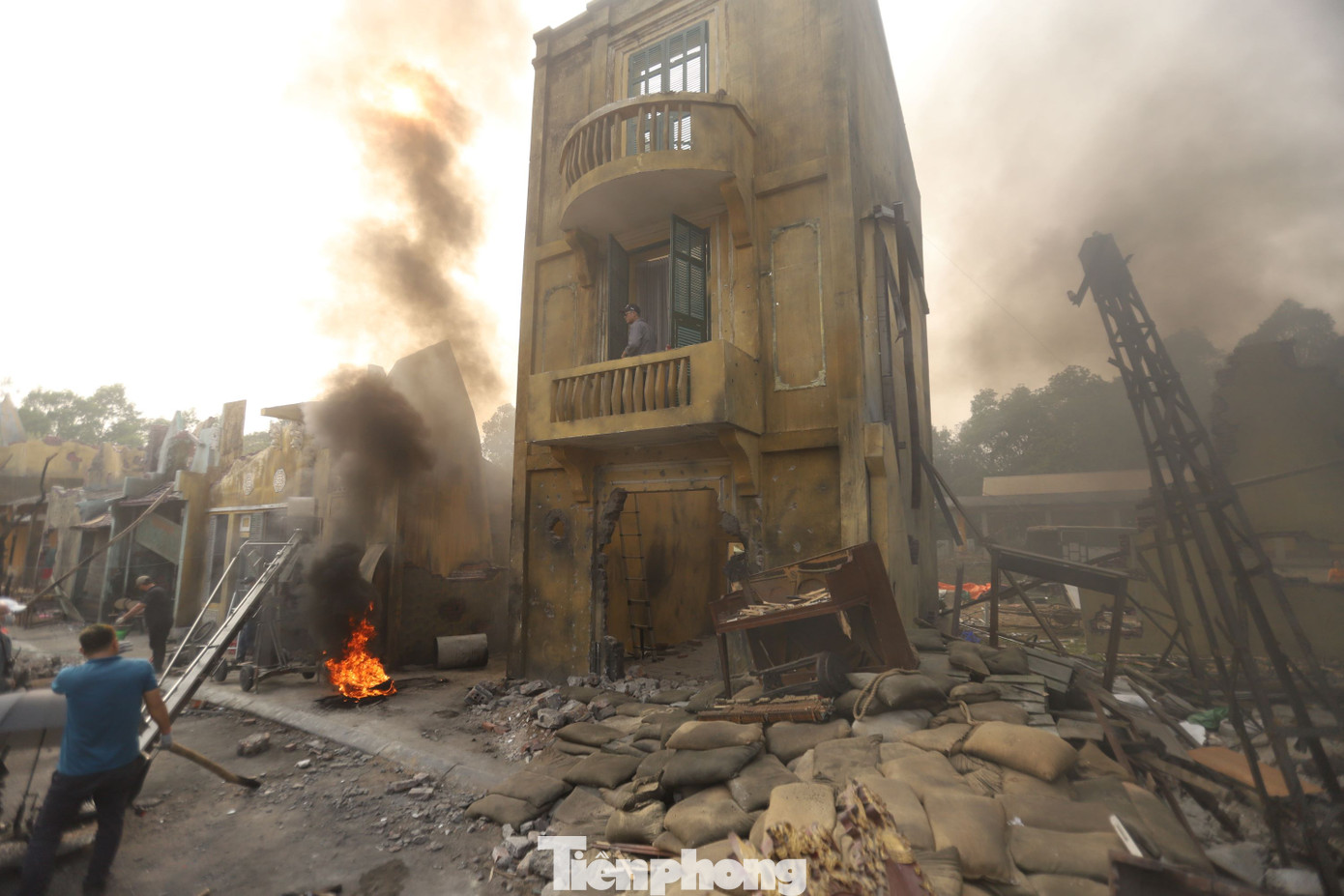 Chuyện phim kể về hai người trẻ yêu nhau vượt qua gian nguy để tìm lại nhau trong ngày cuối cùng của cuộc chiến 17/2/1947 khi quân ta rút ra chiến khu bước vào cuộc kháng chiến trường kỳ. Họ trải qua những thời khắc lãng mạn và gay cấn ở chiến lũy. Khi tìm thấy nhau, họ chỉ còn vài giờ để làm lễ cưới, tận hưởng cuộc sống lứa đôi giữa lằn ranh sống chết. Chuyện phim kể về hai người trẻ yêu nhau vượt qua gian nguy để tìm lại nhau trong ngày cuối cùng của cuộc chiến 17/2/1947 khi quân ta rút ra chiến khu bước vào cuộc kháng chiến trường kỳ. Họ trải qua những thời khắc lãng mạn và gay cấn ở chiến lũy. Khi tìm thấy nhau, họ chỉ còn vài giờ để làm lễ cưới, tận hưởng cuộc sống lứa đôi giữa lằn ranh sống chết.