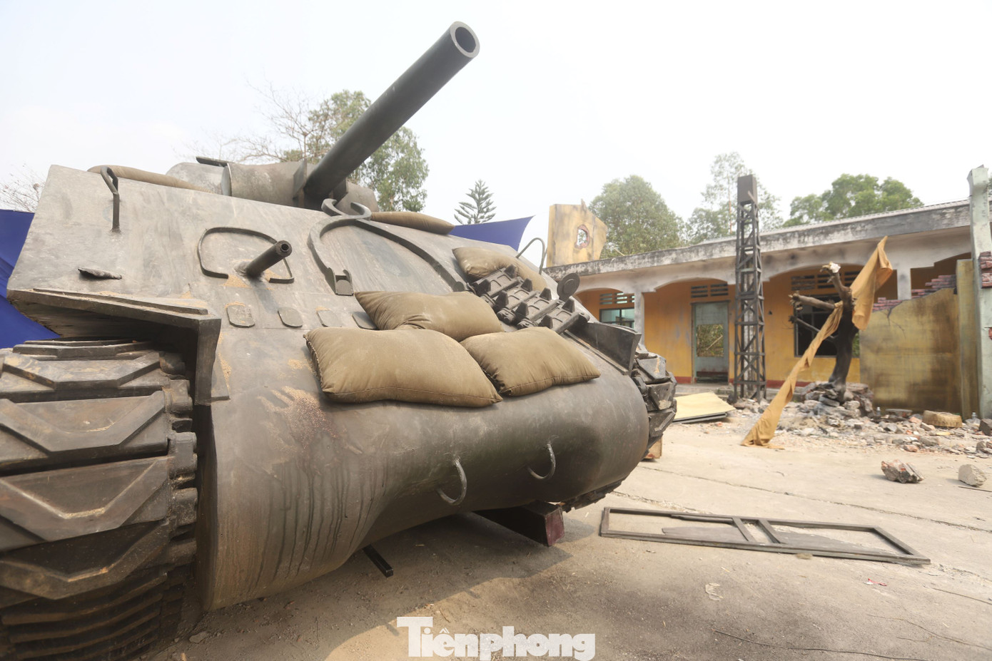 Họa sĩ Vũ Việt Hưng kể Hãng Phim truyện 1 đã nghiên cứu, chọn cảnh thực tế tại Nam Định, Hải Dương, Hải Phòng, Sơn Tây (Hà Nội) đều là những nơi mà trước đây Pháp từng xây dựng, có những con phố cổ như bối cảnh đòi hỏi. Tuy nhiên yếu tố phát triển hiện đại tác động nên khó có thể quay phim được, họ xoay sang hướng phục dựng bối cảnh. Họa sĩ Vũ Việt Hưng kể Hãng Phim truyện 1 đã nghiên cứu, chọn cảnh thực tế tại Nam Định, Hải Dương, Hải Phòng, Sơn Tây (Hà Nội) đều là những nơi mà trước đây Pháp từng xây dựng, có những con phố cổ như bối cảnh đòi hỏi. Tuy nhiên yếu tố phát triển hiện đại tác động nên khó có thể quay phim được, họ xoay sang hướng phục dựng bối cảnh.