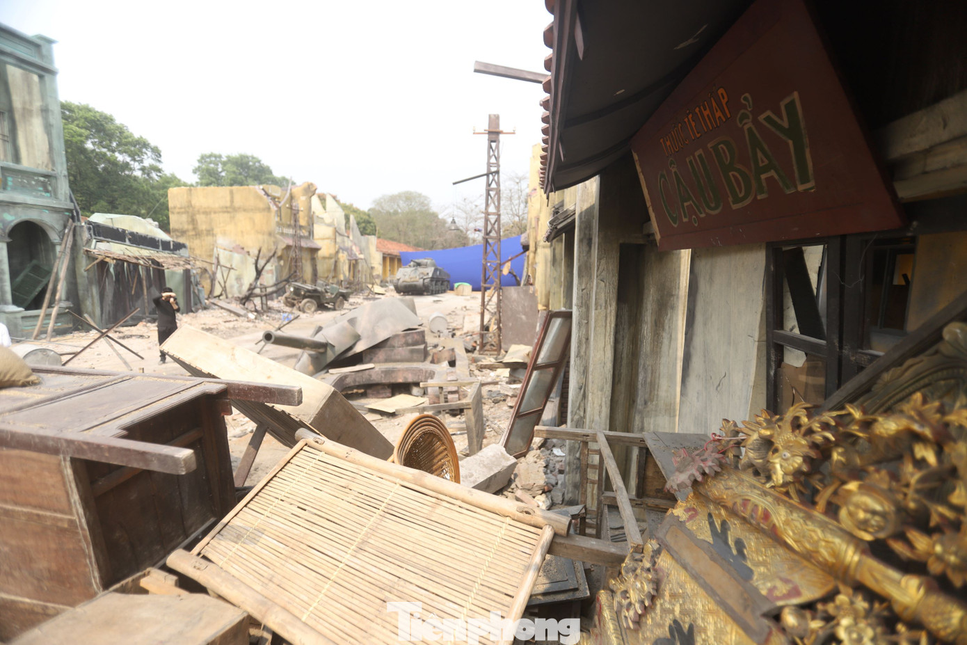 Bối cảnh là một trong những yếu tố được đầu tư công phu nhất. Một khu phố cổ Hà Nội hoang tàn, đổ nát được dựng lại tại phim trường ở gần hồ Đại Lải (Vĩnh Phúc). Bối cảnh là một trong những yếu tố được đầu tư công phu nhất. Một khu phố cổ Hà Nội hoang tàn, đổ nát được dựng lại tại phim trường ở gần hồ Đại Lải (Vĩnh Phúc).