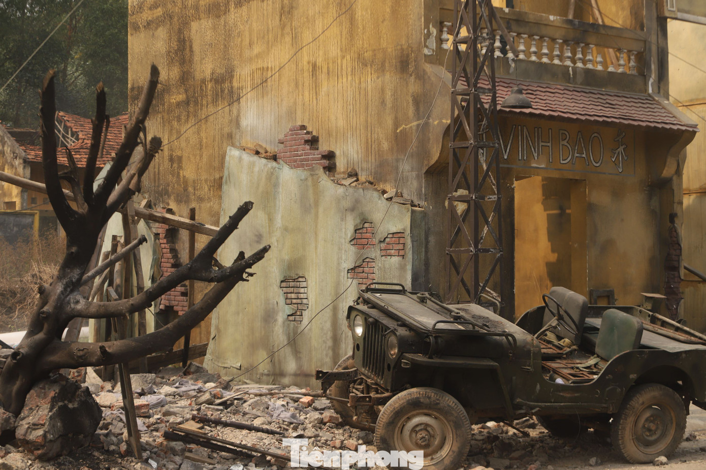 Dãy phố, cửa hiệu Hà Nội 36 phố phường trong những tháng ngày hứng chịu những vết thương của súng đạn. Dãy phố, cửa hiệu Hà Nội 36 phố phường trong những tháng ngày hứng chịu những vết thương của súng đạn.