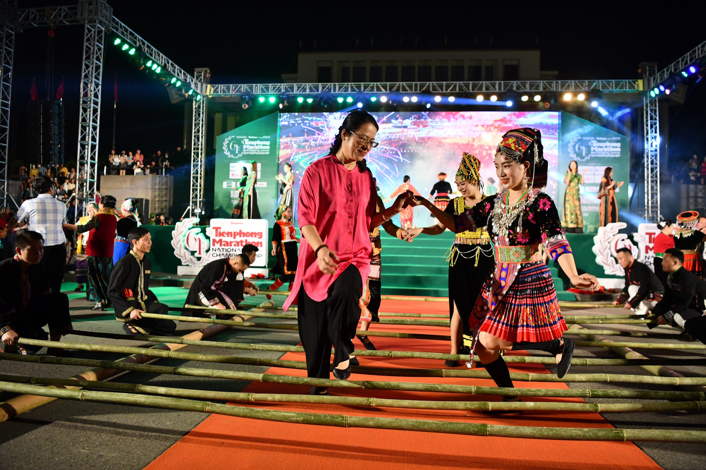 Hòa trong điệu múa sạp của đồng bào Tây Bắc.