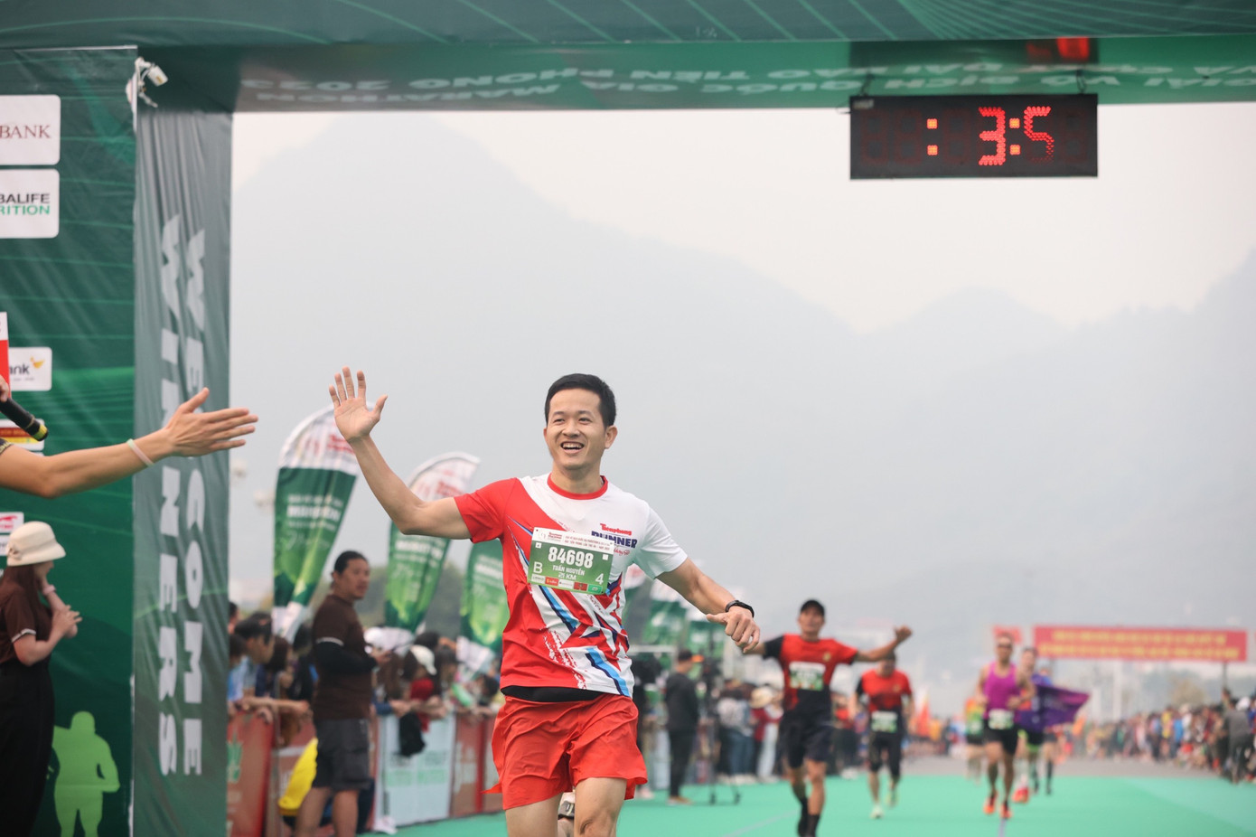 Nhà báo Nguyễn Văn Tuấn từ Tây Nguyên ngược lên vùng Tây Bắc. Ảnh: Như Ý.