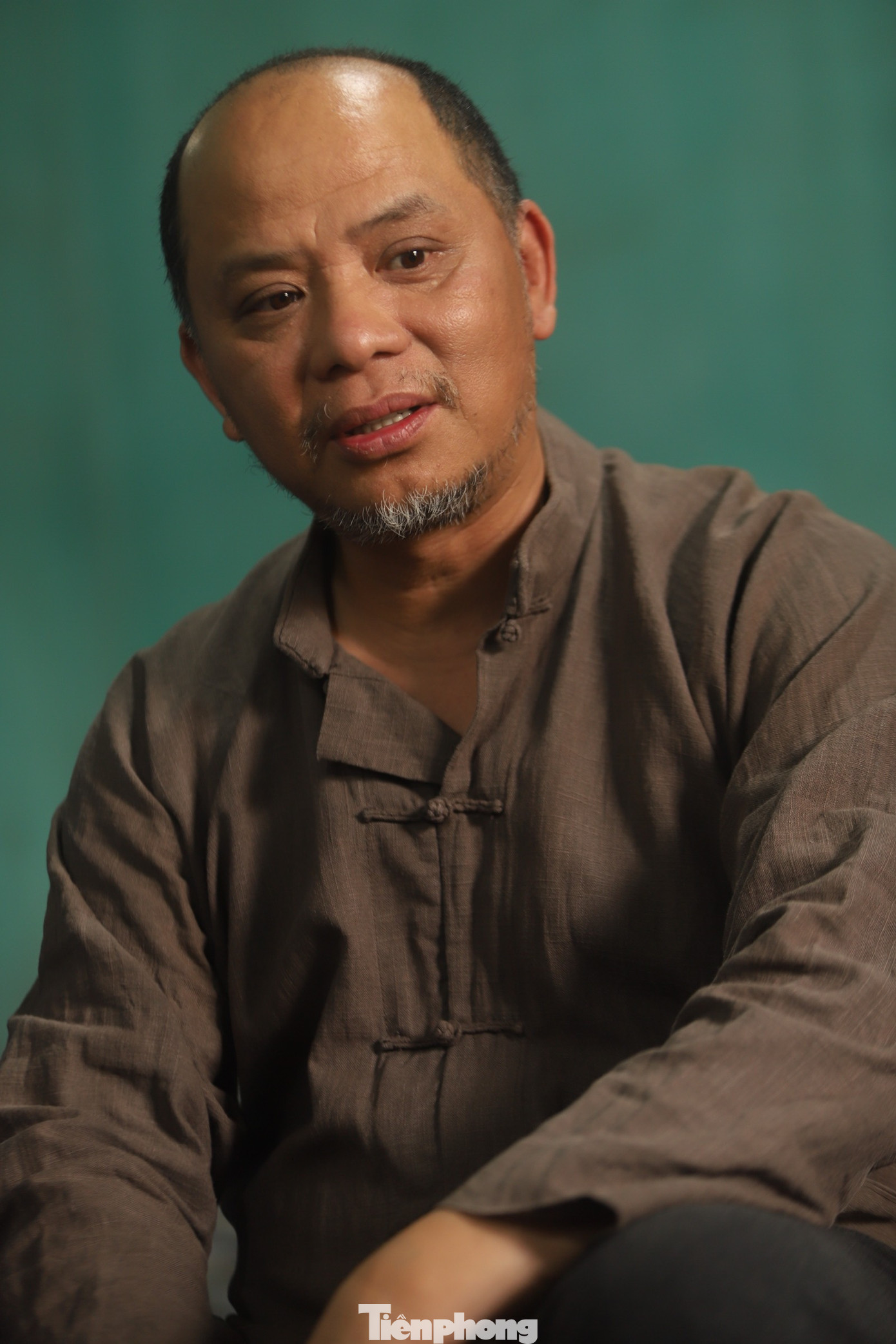 Diễn viên Anh Tuấn trong tạo hình ông bán phở. Đó là người yêu nghề phở gia truyền, sợ chết nhưng vẫn cố mang gánh phở cuối cùng lên chiến lũy. Đây là một trong những nhân vật "người thường" nhưng làm toát lên chất Hà Nội hào hoa trong bộ phim mà đạo diễn muốn chuyển tải. Diễn viên Anh Tuấn trong tạo hình ông bán phở. Đó là người yêu nghề phở gia truyền, sợ chết nhưng vẫn cố mang gánh phở cuối cùng lên chiến lũy. Đây là một trong những nhân vật "người thường" nhưng làm toát lên chất Hà Nội hào hoa trong bộ phim mà đạo diễn muốn chuyển tải.