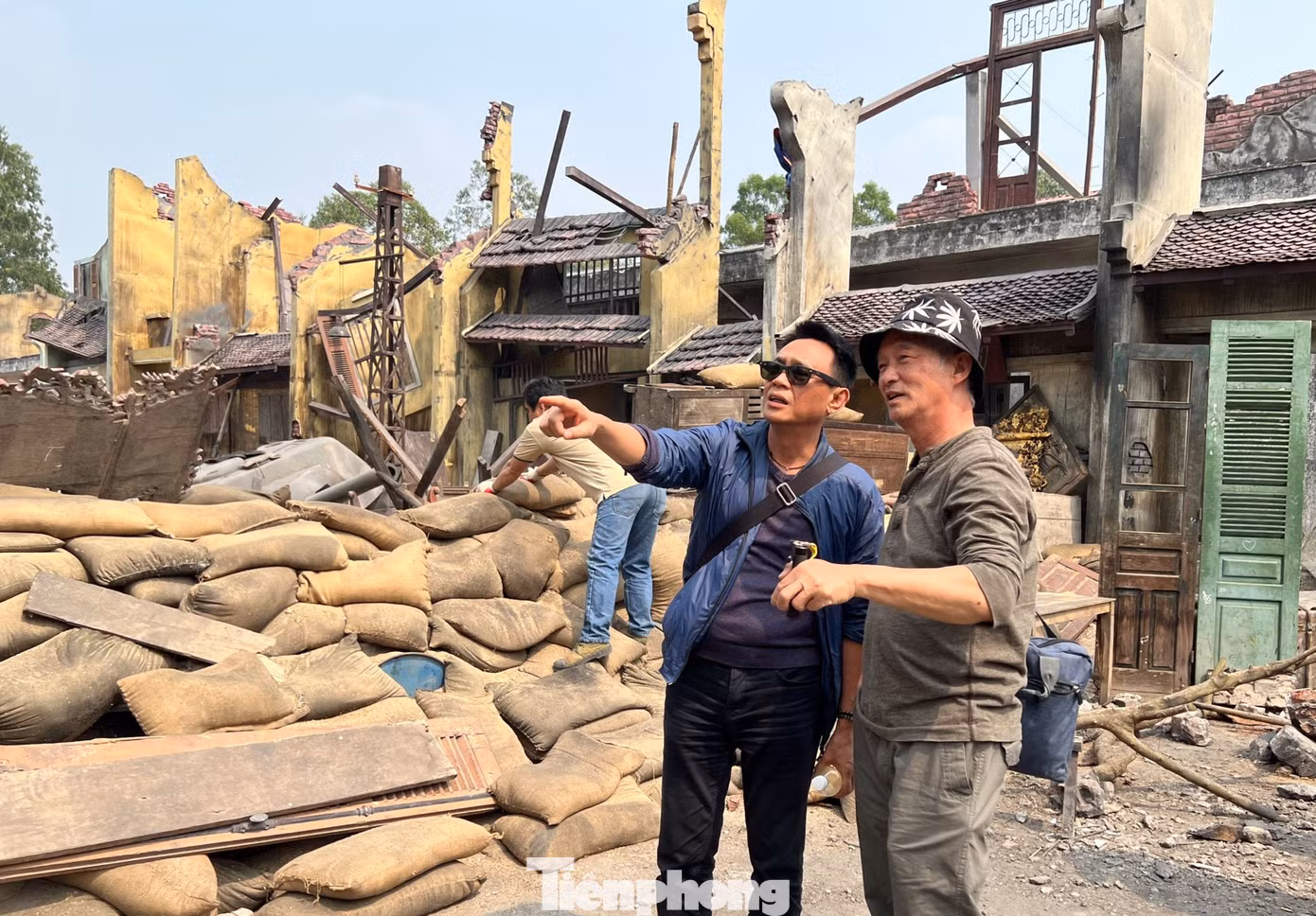 Đạo diễn Phi Tiến Sơn (phải) chia sẻ câu chuyện phim xảy ra trên chiến lũy một khu phố cổ mùa đông 1946, đầu năm 1947. Đây là khoảng thời gian của cuộc chiến đấu kỳ tích của quân và dân Thủ đô. Đó là "60 ngày đêm huyết lệ" hào hùng, bi tráng của người Hà Nội.