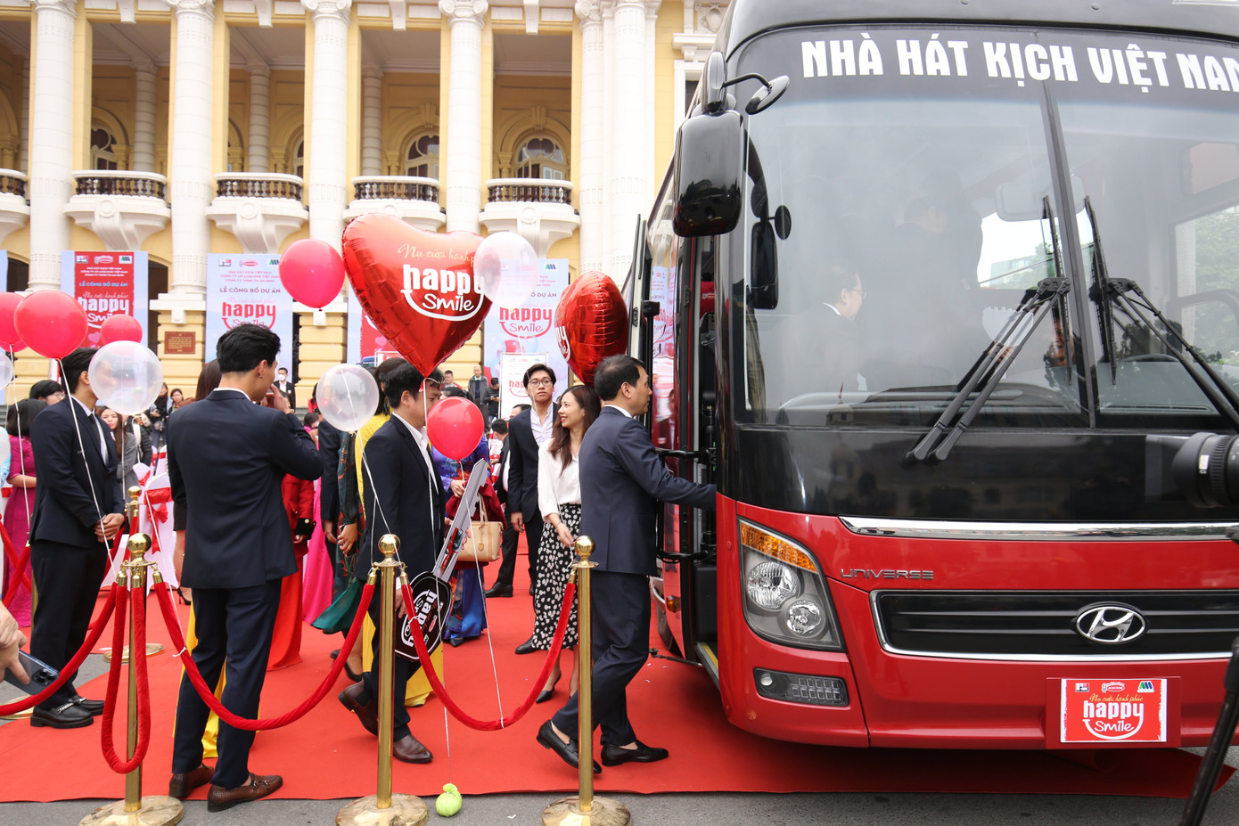 Nghệ sĩ Nhà hát Kịch Việt Nam háo hức tại lễ đón nhận chiếc xe cho dự án Nụ cười hạnh phúc.