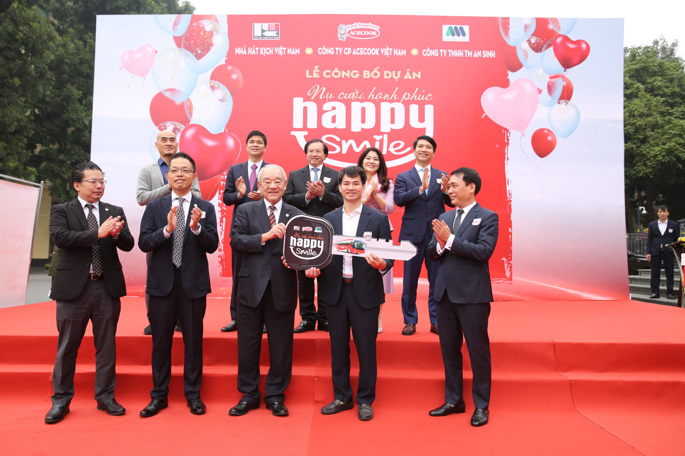 Các đại biểu và nghệ sĩ chứng kiến lễ trao tặng biểu trưng của Acecook Việt Nam cho Nhà hát Kịch Việt Nam.