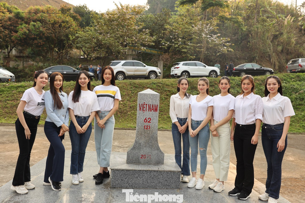 Dàn hoa hậu, á hậu và người đẹp Hoa hậu Việt Nam thăm và tặng quà ở đồn biên phòng. Ảnh: Trọng Tài. Dàn hoa hậu, á hậu và người đẹp Hoa hậu Việt Nam thăm và tặng quà ở đồn biên phòng. Ảnh: Trọng Tài.