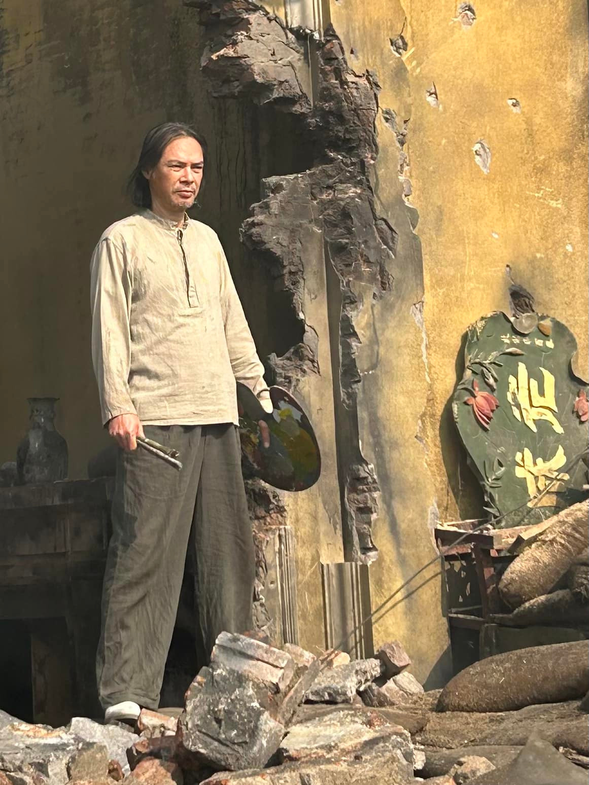 NSƯT Trần Lực được chọn vào vai họa sĩ già. Chia sẻ với Tiền Phong, một trong những điều anh tâm đắc là bối cảnh quay phim. “Lâu lắm rồi mới có một bộ phim về lịch sử, chiến tranh mà các nhà quay phim không phải lo lắng tới góc máy”, anh nói. Do bối cảnh chiến lũy Hà Nội được phục dựng công phu ở không gian đủ đảm bảo không vướng nhà cao tầng, cột điện… nên các góc máy không bị bó lại. NSƯT Trần Lực được chọn vào vai họa sĩ già. Chia sẻ với Tiền Phong, một trong những điều anh tâm đắc là bối cảnh quay phim. “Lâu lắm rồi mới có một bộ phim về lịch sử, chiến tranh mà các nhà quay phim không phải lo lắng tới góc máy”, anh nói. Do bối cảnh chiến lũy Hà Nội được phục dựng công phu ở không gian đủ đảm bảo không vướng nhà cao tầng, cột điện… nên các góc máy không bị bó lại.