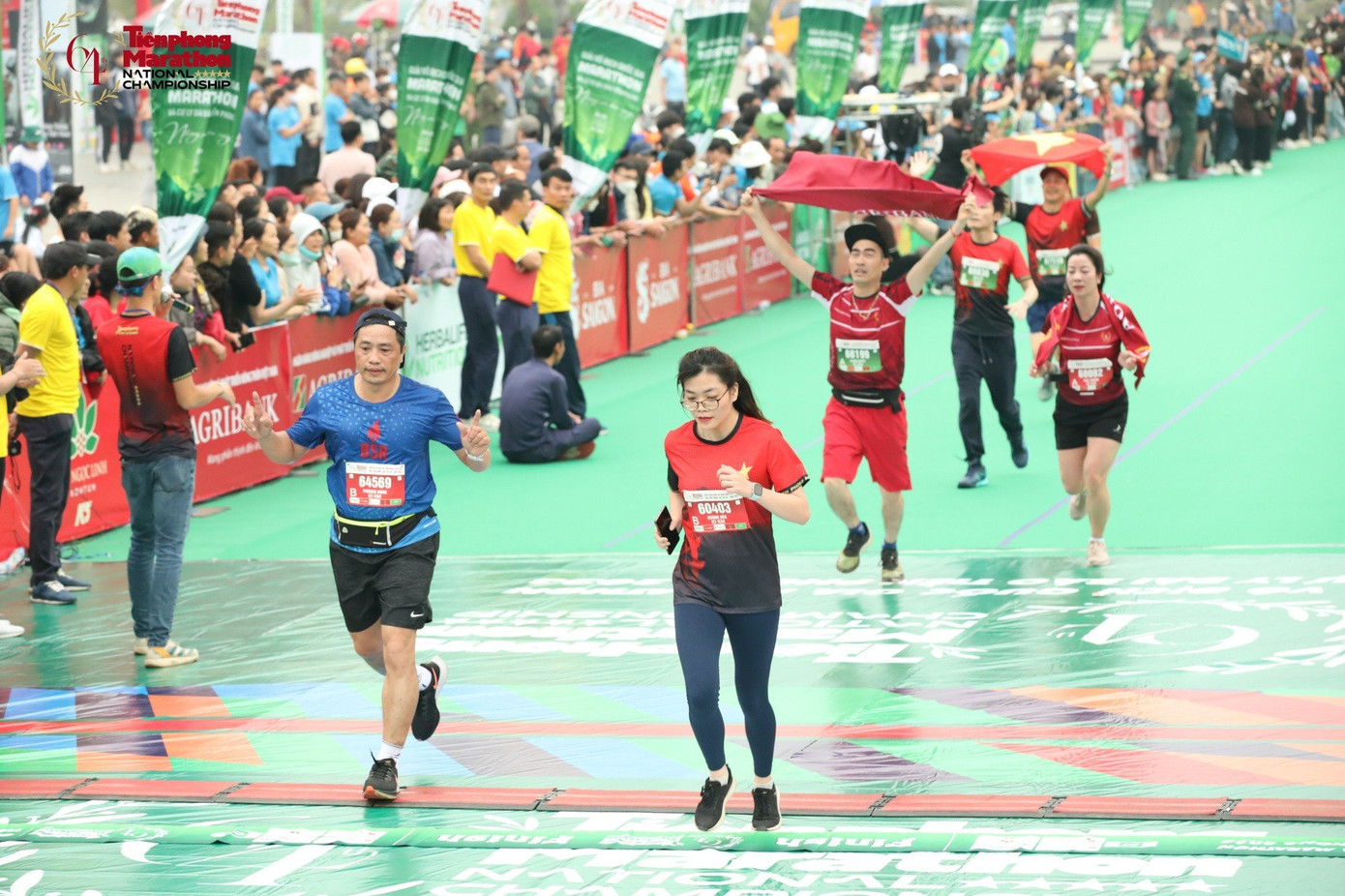 Chị Hoàng Thị Hảo (phải), vợ phóng viên Dương Hưng (ban Kinh tế) mới chạm ngõ môn chạy vài tháng nay mạnh dạn đăng ký giải chạy chuyên nghiệp như Tiền Phong Marathon, ở cự ly 10km.