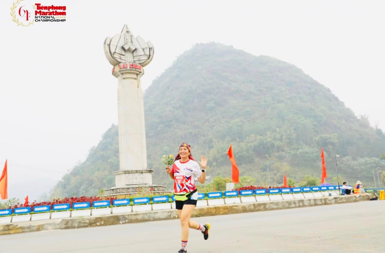 Nhà báo Vũ Lan Anh về đích với nhành hoa trên tay. Bà con Lai Châu không những tặng tràng vỗ tay, tiếng cổ vũ nồng nhiệt mà còn tặng hoa cho người chạy. Chị Lan Anh chinh phục thành công cự ly 21km. Ông xã cũng đồng hành với chị Lan Anh trên cung đường Lai Châu.