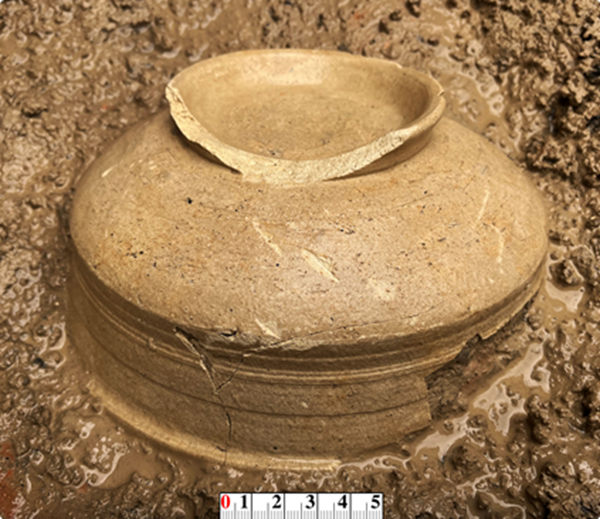 Bát có chân đế phát hiện tại Thành Quèn. Ảnh: ĐẶNG HỒNG SƠN.