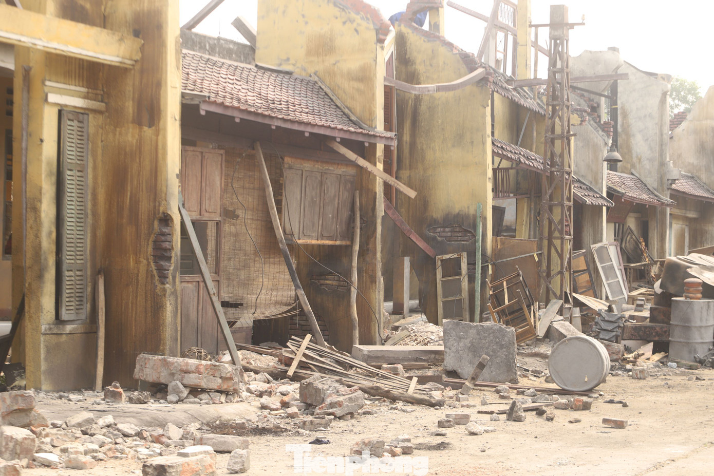 Hàng loạt ngôi nhà đổ nát được dựng lên từ bãi đất trống. Bối cảnh này cũng được ê-kíp sáng tạo tham khảo tư liệu về Hà Nội những năm 1946-1947. Sau khi hoàn thành các cảnh quay tại đây, đoàn phim tiếp tục thực hiện ở những nơi khác, thực hiện hậu kỳ. Đạo diễn Phi Tiến Sơn cho biết dự kiến cuối năm 2023 mới hoàn thành Đào, phở và Piano. Hàng loạt ngôi nhà đổ nát được dựng lên từ bãi đất trống. Bối cảnh này cũng được ê-kíp sáng tạo tham khảo tư liệu về Hà Nội những năm 1946-1947. Sau khi hoàn thành các cảnh quay tại đây, đoàn phim tiếp tục thực hiện ở những nơi khác, thực hiện hậu kỳ. Đạo diễn Phi Tiến Sơn cho biết dự kiến cuối năm 2023 mới hoàn thành Đào, phở và Piano.