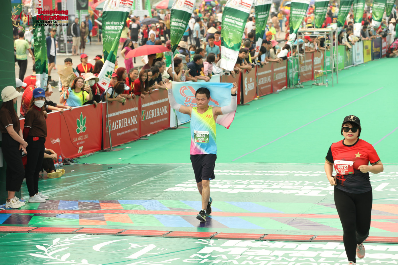 Nhà báo Lan Phương (ban Hoa học trò) cán đích.