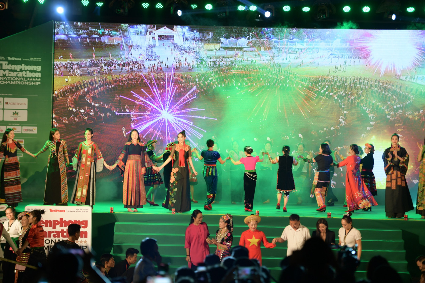 Các đại biểu, khách mời hào hứng gia nhập vòng xòe kết đoàn.