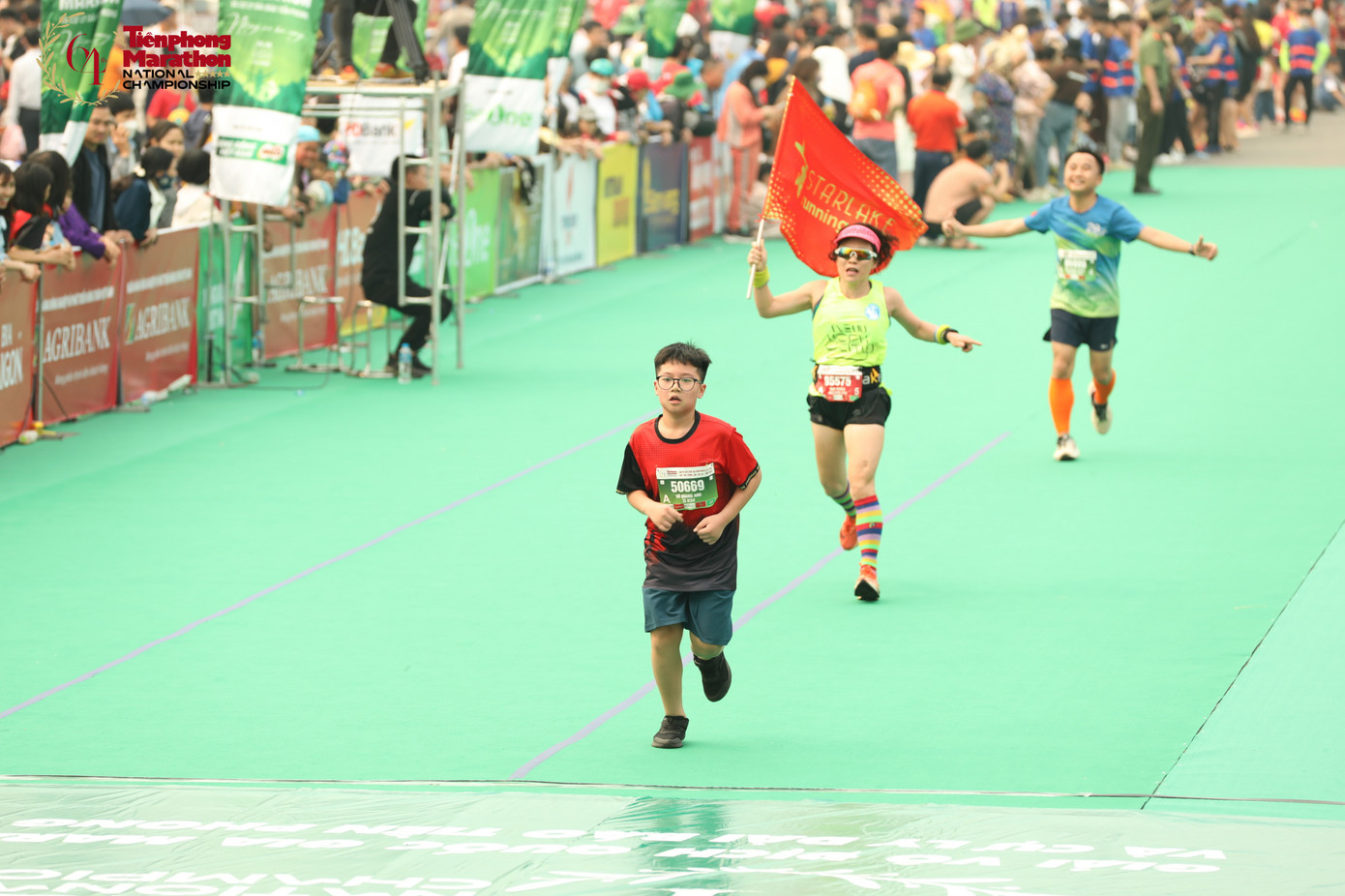 Tiền Phong Marathon 2023 có những VĐV nhỏ tuổi đặc biệt. Bé Vũ Quang Anh là con trai của anh Vũ Quốc Hùng (báo Tiền Phong điện tử) hoàn thành cán đích.