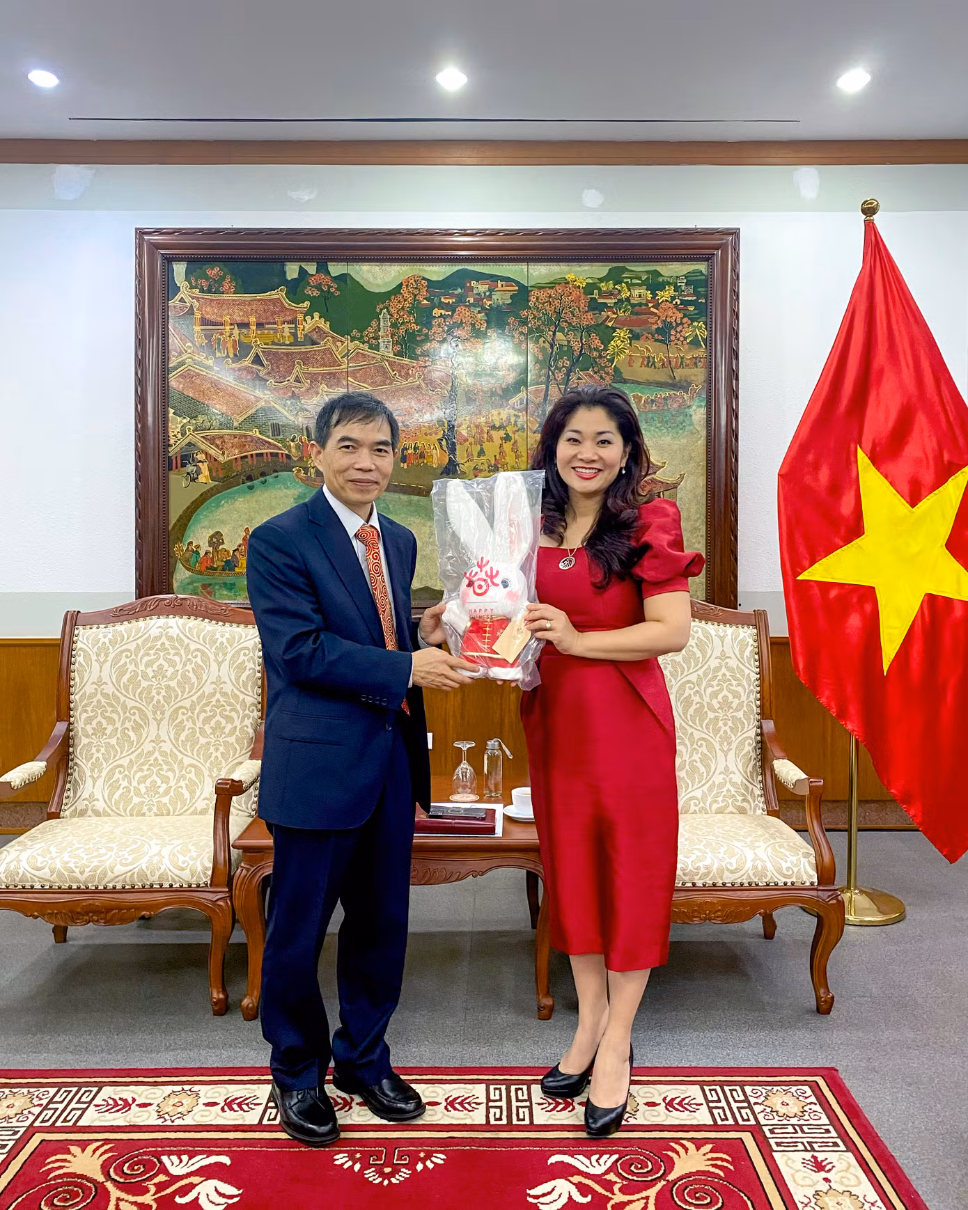Bà Nguyễn Phương Hòa tiếp và làm việc với ông Bành Thế Đoàn. Ảnh: CỤC HTQT.