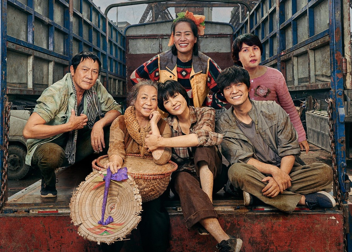 Bộ phim về những phận người lao động nghèo. NSƯT Thanh Quý được hóa trang già, xấu đi rất nhiều để phù hợp vai diễn. Bộ phim về những phận người lao động nghèo. NSƯT Thanh Quý được hóa trang già, xấu đi rất nhiều để phù hợp vai diễn.