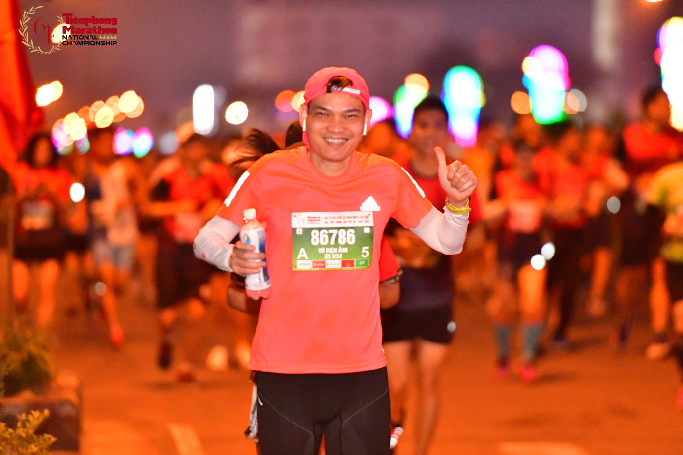 Chị Ngọc Thu đăng ký cự ly 10km trong khi ông xã (Vũ Ảnh) chinh phục cự ly 21km. Ảnh: Như Ý.