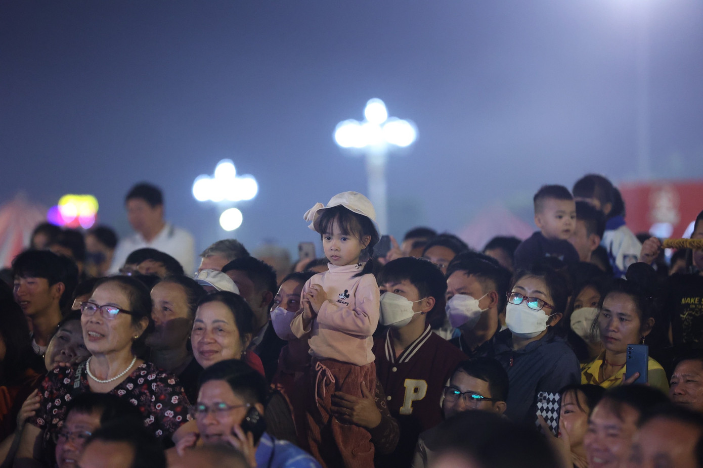 Hàng nghìn vận động viên, du khách và đồng bào Lai Châu rạng rỡ trong chương trình nghệ thuật chào mừng Tiền Phong Marathon 2023.