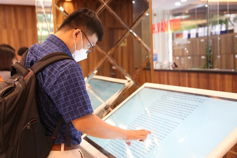 Vô vạn hình tướng của sách là cách để sách đến được với hàng triệu người. Vô vạn hình tướng của sách là cách để sách đến được với hàng triệu người.