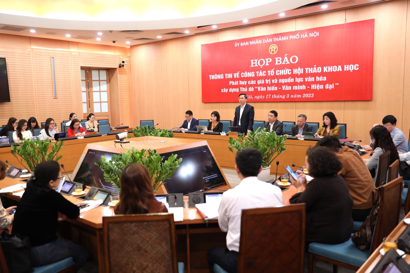 Lãnh đạo UBND thành phố, Thành ủy cùng các chuyên gia, nhà khoa học sẽ đóng góp ý kiến, tham luận chất lượng.