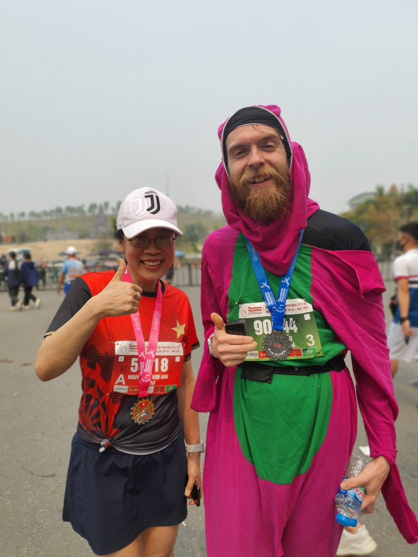 Nhà báo Nguyễn Thị Kim Anh (ban Hoa học trò) giao lưu nhanh với VĐV từ Hàn Quốc đến Lai Châu chinh phục cự ly 42km.