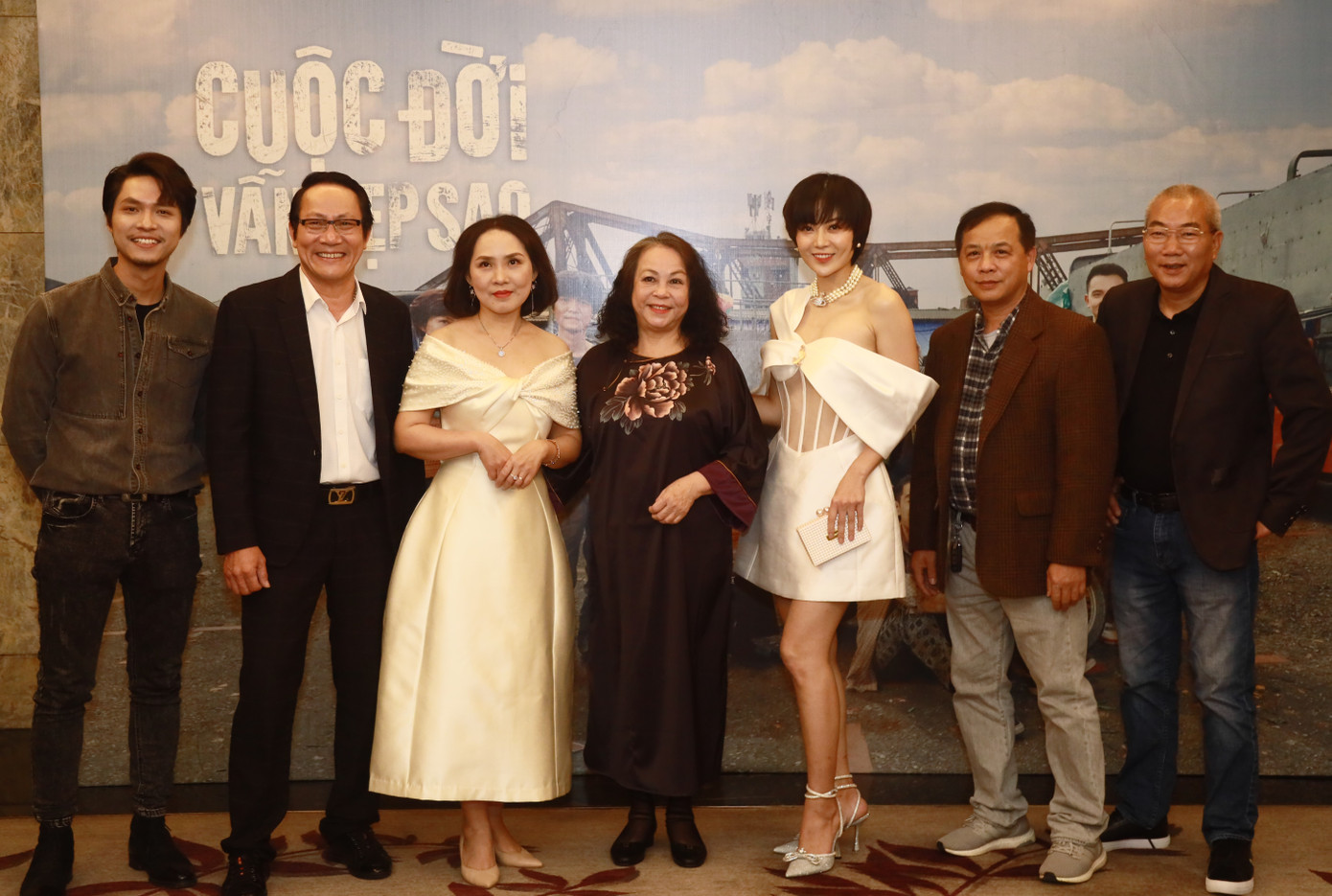 Đạo diễn Danh Dũng (phải) làm bộ phim về người lao động nghèo mưu sinh. Đạo diễn Danh Dũng (phải) làm bộ phim về người lao động nghèo mưu sinh.