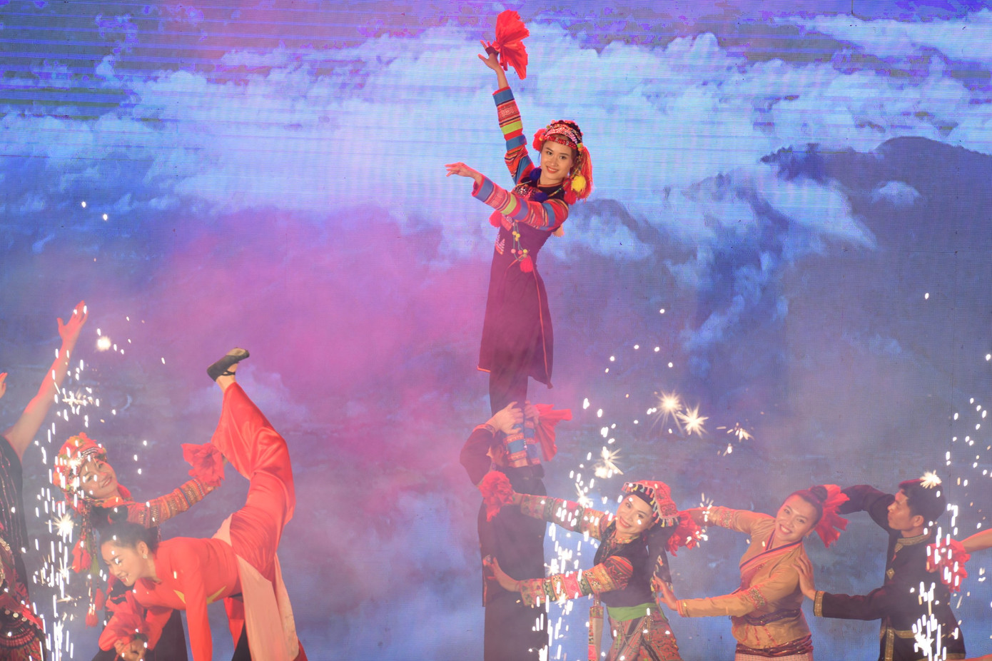 Lai Châu miền huyền thoại là tiết mục hát múa được đầu tư công phu của tập thể nam, nữ diễn viên Trung tâm Văn hóa nghệ thuật tỉnh Lai Châu.