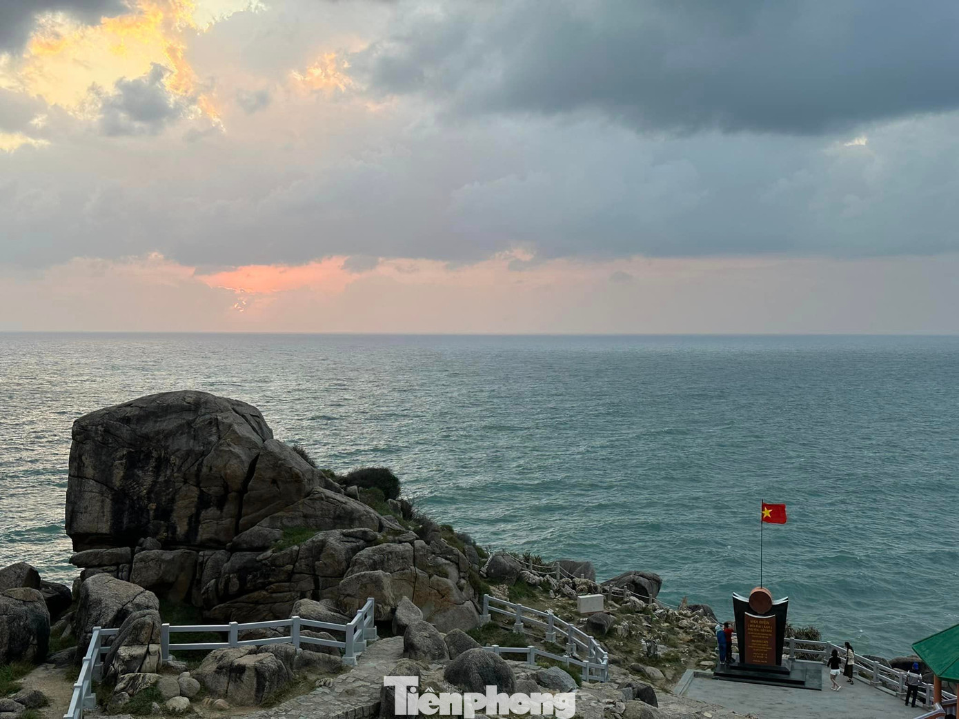 Mũi Đại Lãnh (Phú Yên) là điểm cực Đông trong đất liền đón ánh bình minh đầu tiên của Tổ quốc. Ảnh: Dương Triều Mũi Đại Lãnh (Phú Yên) là điểm cực Đông trong đất liền đón ánh bình minh đầu tiên của Tổ quốc. Ảnh: Dương Triều