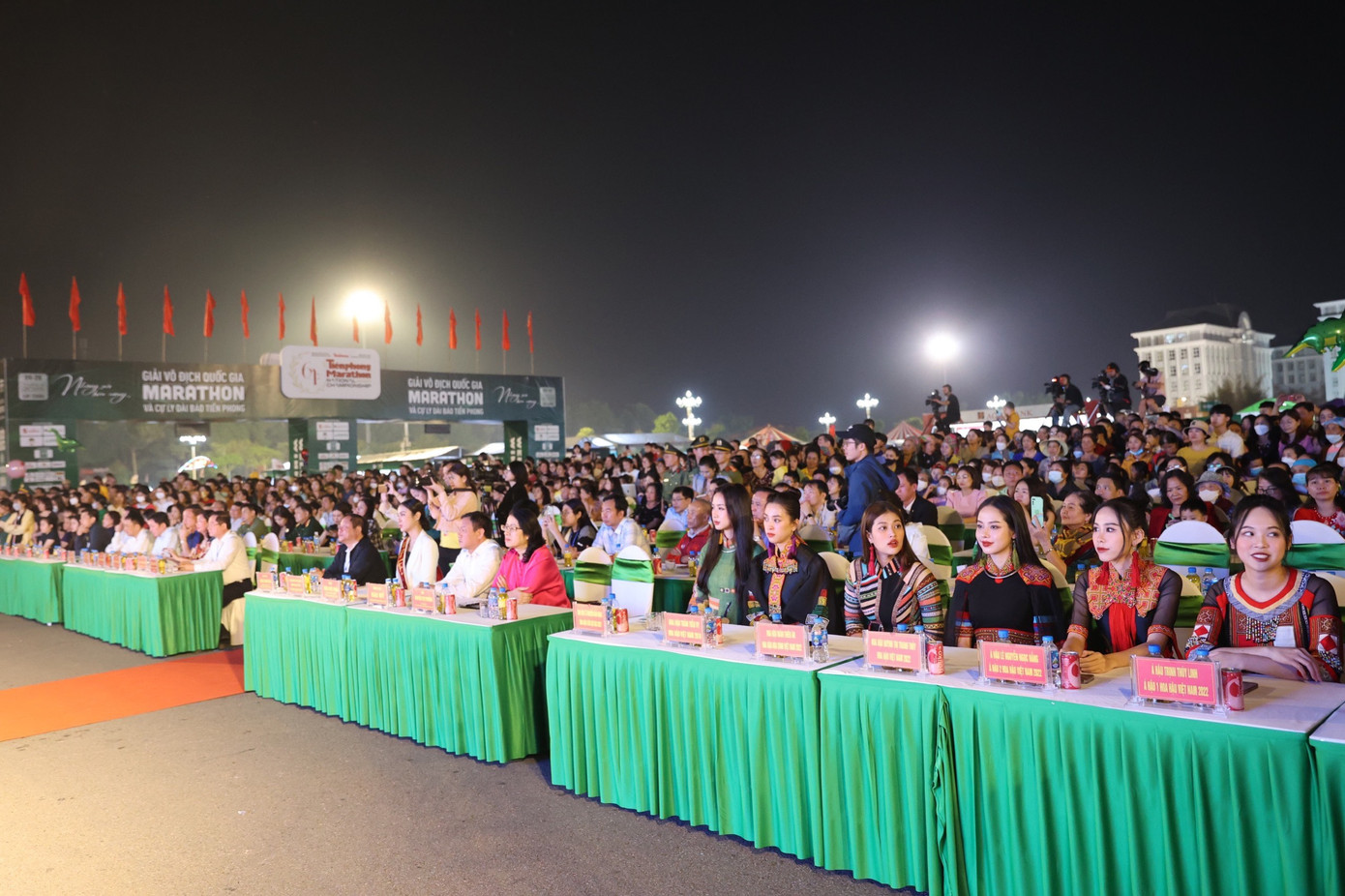 Tham dự chương trình có: ông Tống Thanh Hải - Phó Chủ tịch Thường trực UBND tỉnh Lai Châu, đồng Trưởng Ban tổ chức Tiền Phong Marathon 2023; nhà báo Lê Xuân Sơn - Tổng biên tập báo Tiền Phong, đồng Trưởng Ban tổ chức Tiền Phong Marathon 2023; đoàn khách mời của tỉnh Phú Yên do ông Đoàn Mỹ - Phó Chủ tịch UBND tỉnh Phú Yên dẫn đầu, cùng các đại diện sở, ban, ngành Lai Châu. Chương trình còn có sự tham dự của đại diện các nhà tài trợ, đông đảo vận động viên, du khách và người dân tỉnh Lai Châu.