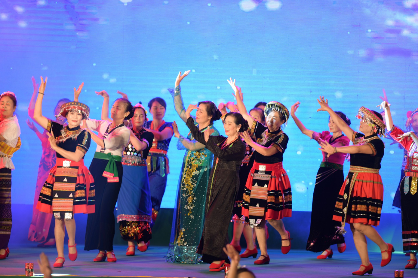 Vũ điệu kết đoàn là tiết mục đặc sắc khép lại chương trình giao lưu văn nghệ. Nghệ nhân, diễn viên Lai Châu mời gọi đại biểu, du khách cùng xòe.