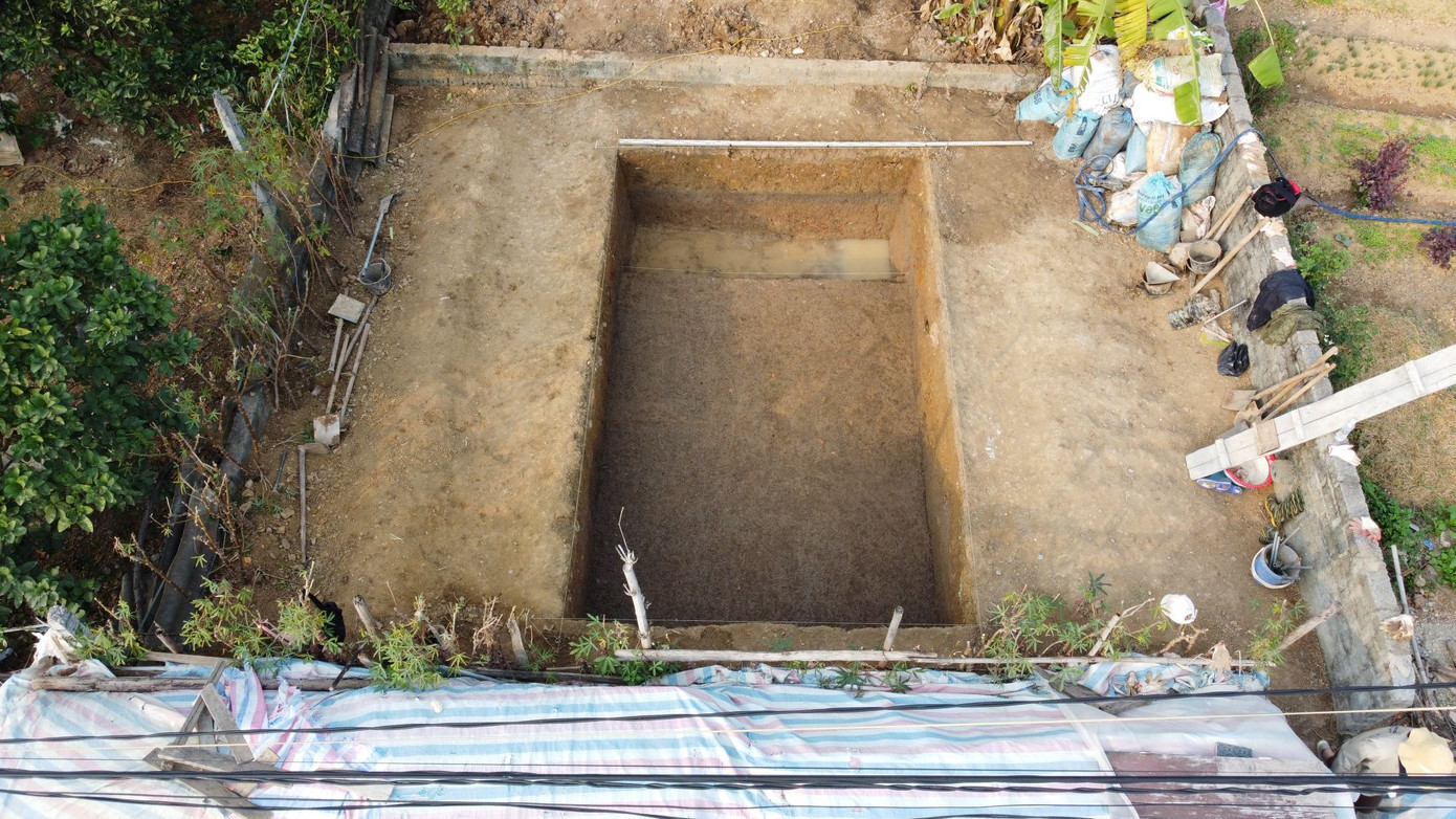 Hố khai quật ở Thành Quèn. Ảnh: ĐHKHXHNV.