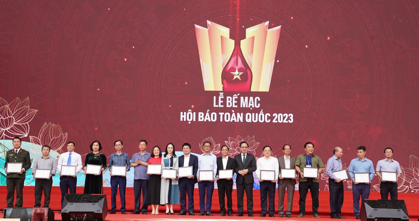 Báo Tiền Phong cùng các cơ quan báo chí nhận giải C Bìa báo Tết ấn tượng. Ảnh: NHƯ Ý. Báo Tiền Phong cùng các cơ quan báo chí nhận giải C Bìa báo Tết ấn tượng. Ảnh: NHƯ Ý.