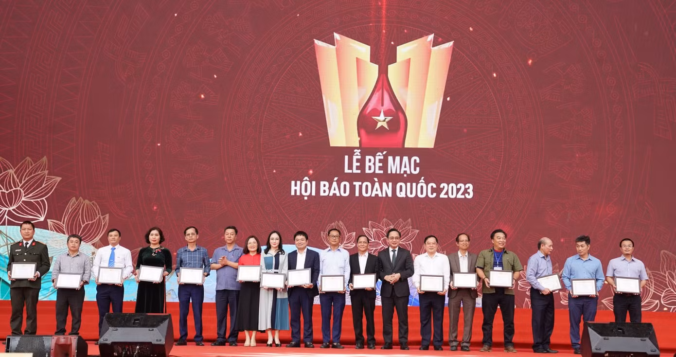 Báo Tiền Phong cùng các cơ quan báo chí nhận giải C Bìa báo Tết ấn tượng. Ảnh: NHƯ Ý.