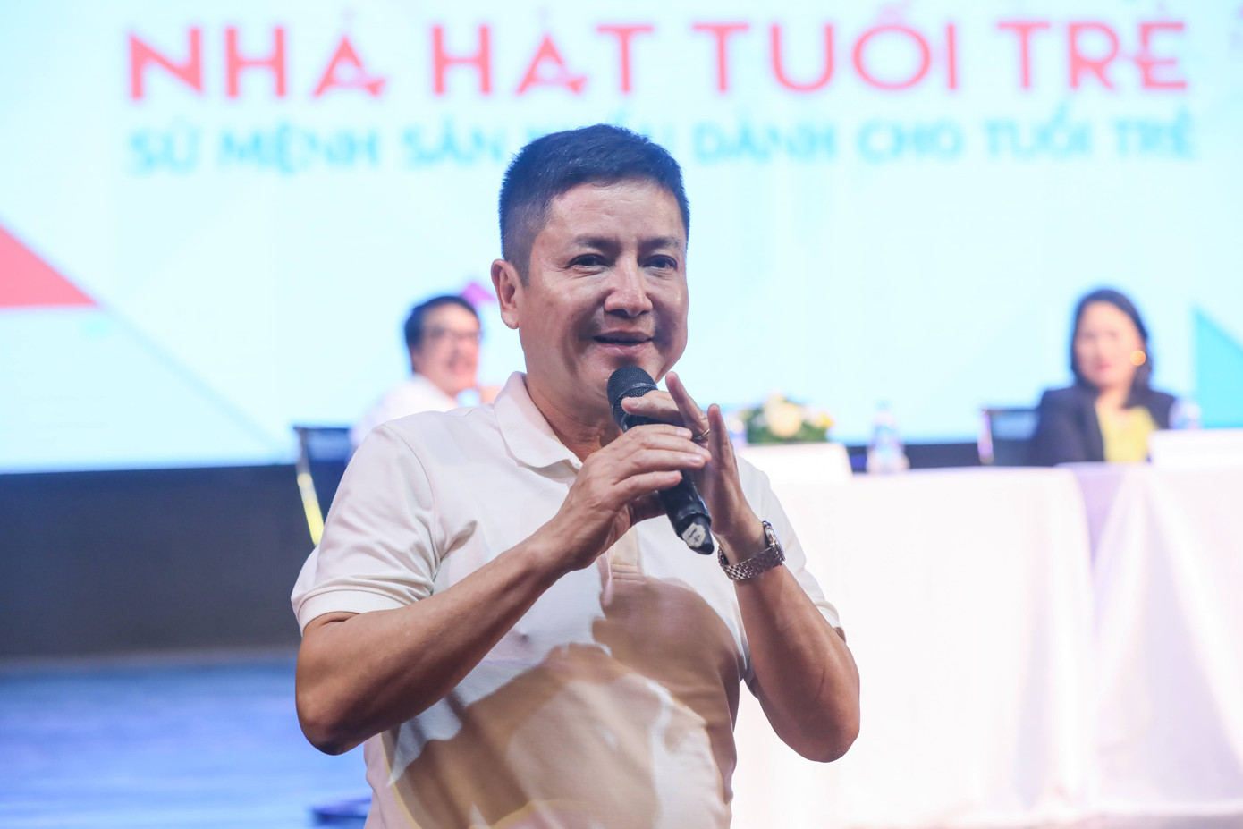 NSƯT Chí Trung hồi hộp chờ hội ngộ dàn nghệ sĩ tham gia những series Đời cười đầu tiên. NSƯT Chí Trung hồi hộp chờ hội ngộ dàn nghệ sĩ tham gia những series Đời cười đầu tiên.