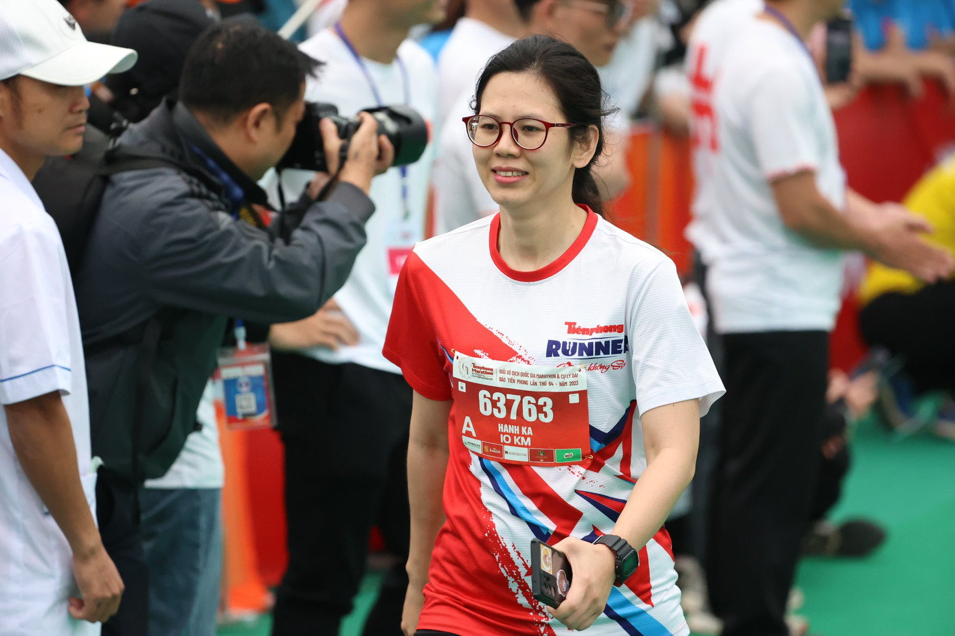 Lê Minh Hạnh (ban Bạn đọc) về đích ở cự ly 10km. Ảnh: Như Ý.