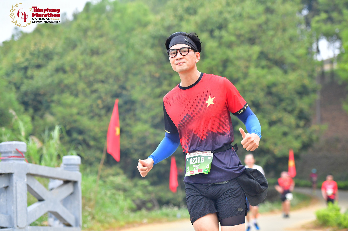 Họa sĩ Kim Duẩn (báo Tiền Phong) là một trong những người chinh phục cự ly 21km.