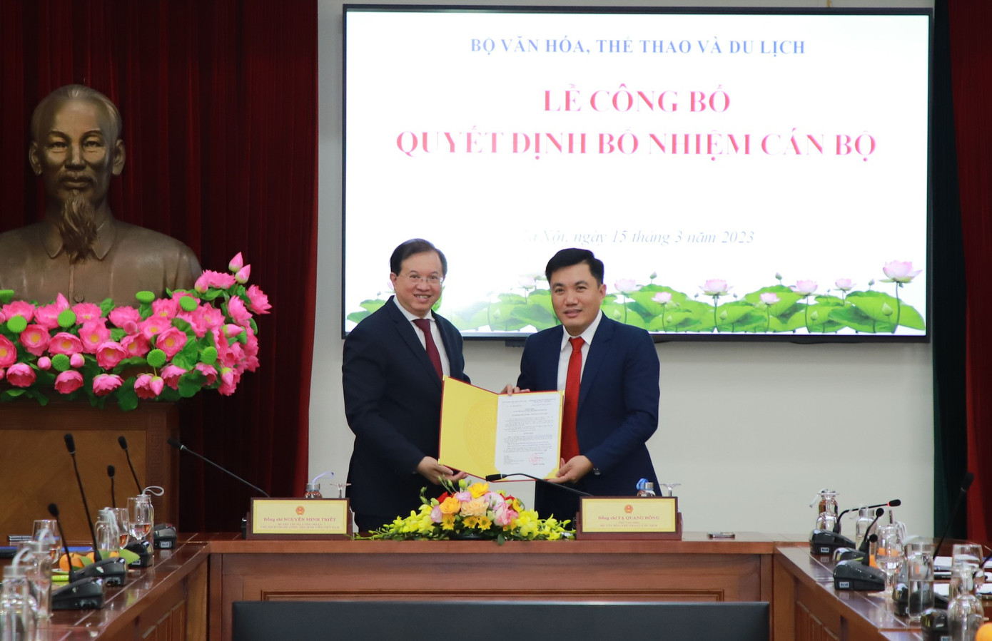 Thứ trưởng Bộ VHTTDL Tạ Quang Đông trao quyết định cho ông Nguyễn Hữu Ngọc. Ảnh: THẾ CÔNG. Thứ trưởng Bộ VHTTDL Tạ Quang Đông trao quyết định cho ông Nguyễn Hữu Ngọc. Ảnh: THẾ CÔNG.