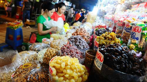 Xí muội, táo khô, hồng khô có nguồn gốc từ Trung Quốc được bán tại một sạp tạp hóa ở TP.HCM