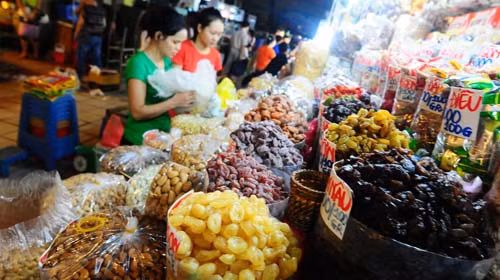 Xí muội, táo khô, hồng khô có nguồn gốc từ Trung Quốc được bán tại một sạp tạp hóa ở TP.HCM