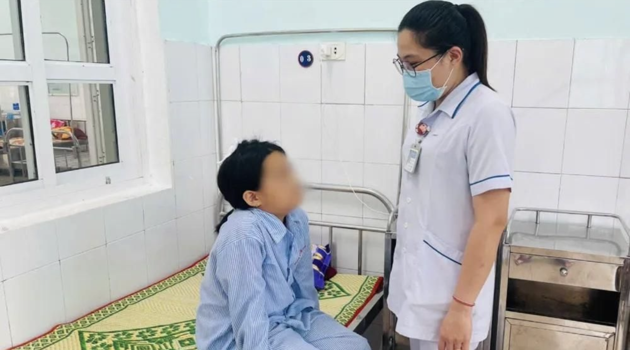 Cháu Q. đang được điều trị tại Trung tâm Y tế xã Cam Lộ Cháu Q. đang được điều trị tại Trung tâm Y tế xã Cam Lộ