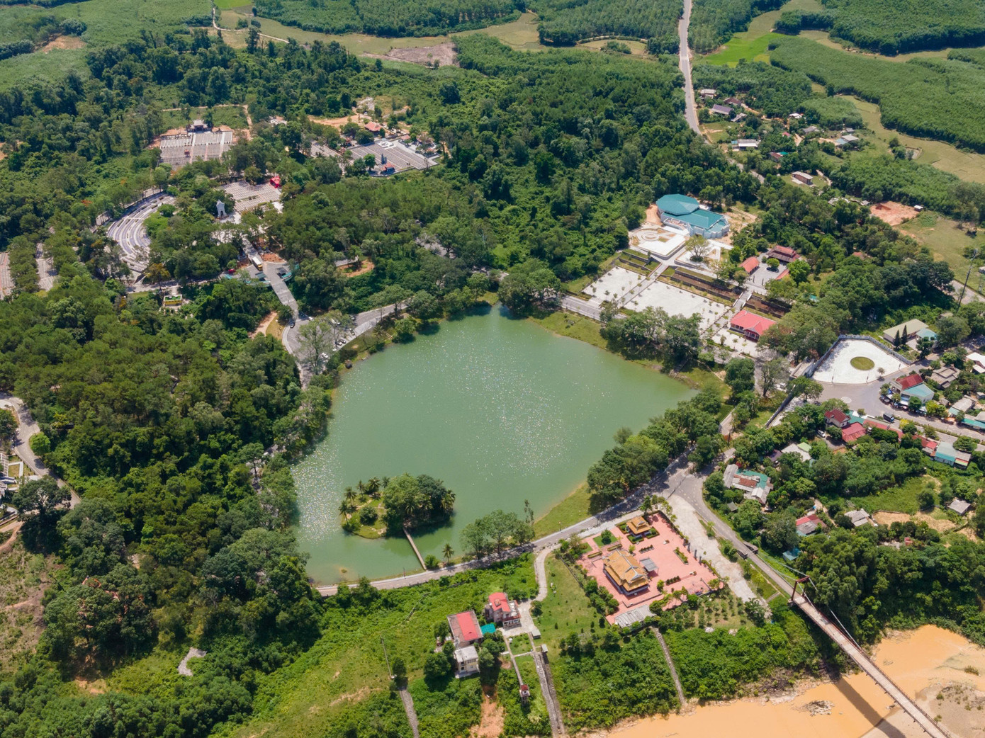 Hồ chứa nước tại Nghĩa trang Liệt sĩ quốc gia Trường Sơn nhìn từ trên cao. Ảnh: VL