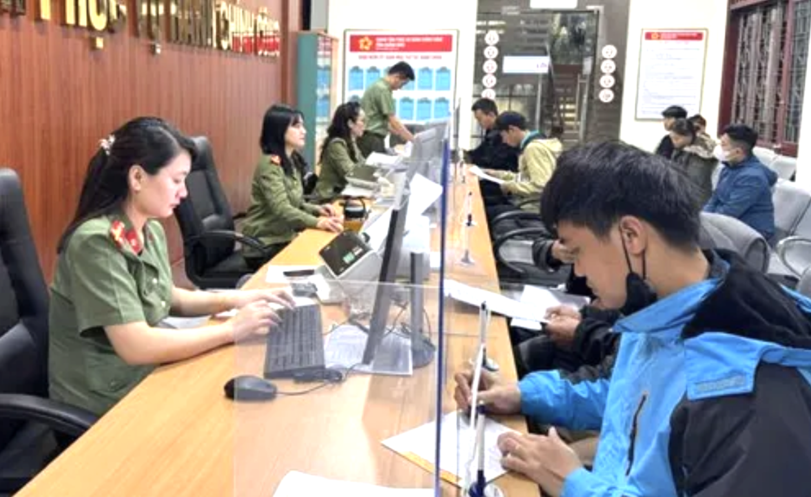 Công an tỉnh Quảng Trị phục vụ tốt nhất các thủ tục hành chính cho người dân ngay từ những ngày đầu sáp nhập tỉnh. Ảnh: SL