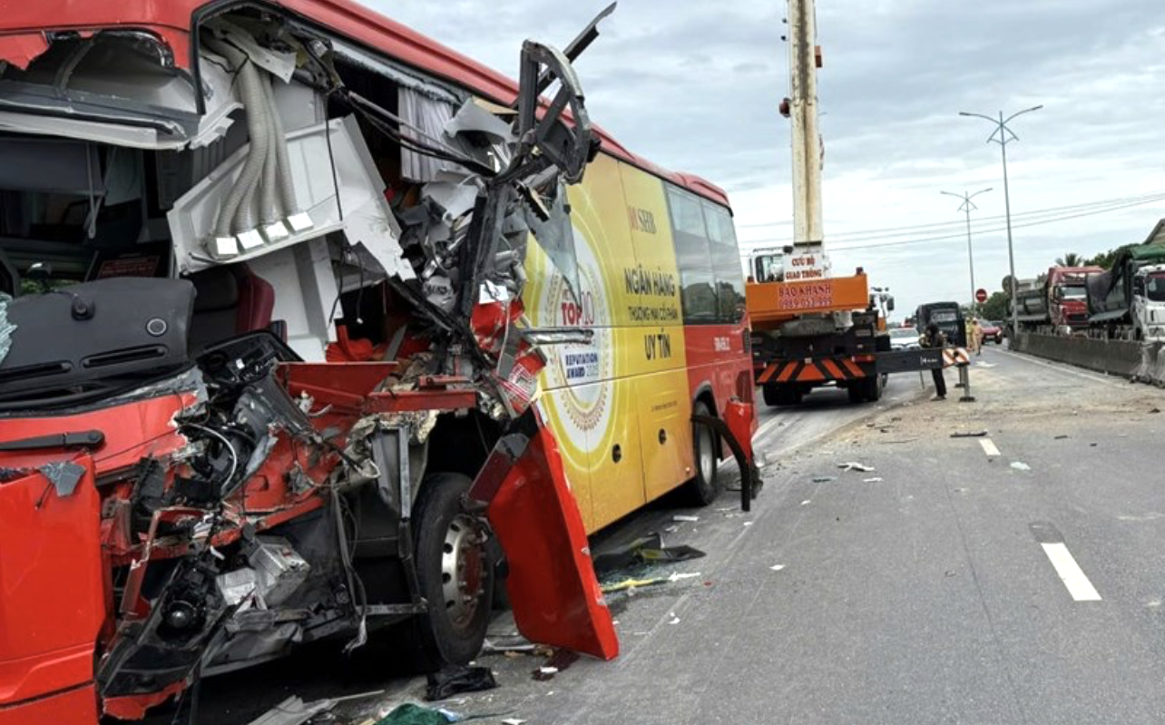 Đầu xe ô tô khách hư hỏng nặng sau khi va chạm với ô tô tải. Ảnh: CA