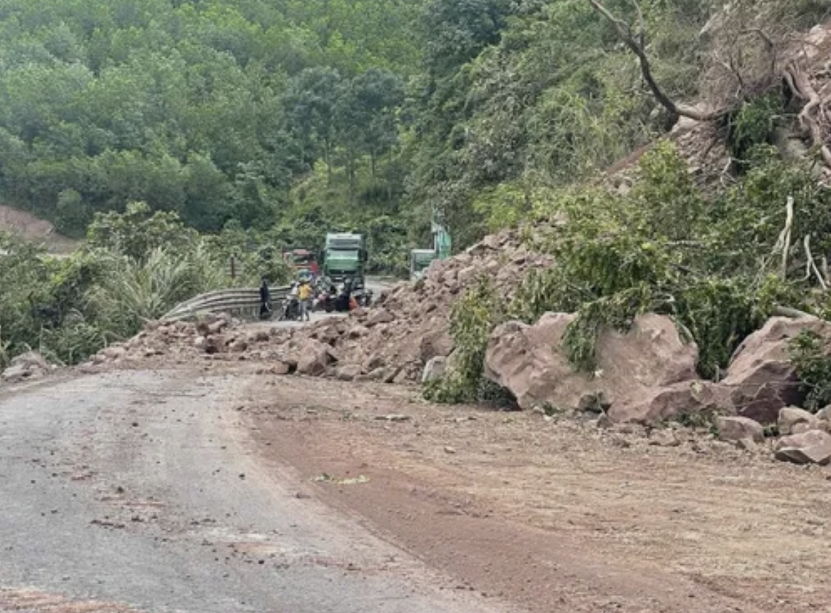 Đường lên cửa khẩu La Lay (Quảng Trị) bị ách tắc kéo dài Đường lên cửa khẩu La Lay (Quảng Trị) bị ách tắc kéo dài