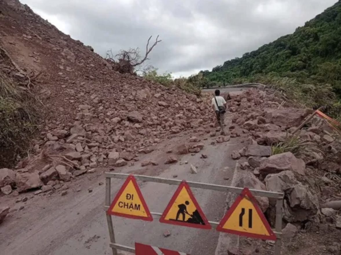 Lực lượng chức năng đặt biển cảnh báo nguy hiểm đoạn bị sạt lở trên Quốc lộ 15D lên Cửa khẩu Quốc tế La Lay Lực lượng chức năng đặt biển cảnh báo nguy hiểm đoạn bị sạt lở trên Quốc lộ 15D lên Cửa khẩu Quốc tế La Lay