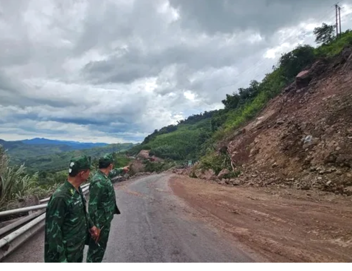 Lực lượng chức năng đang tập trung khắc phục sự cố. Ảnh: BP Lực lượng chức năng đang tập trung khắc phục sự cố. Ảnh: BP