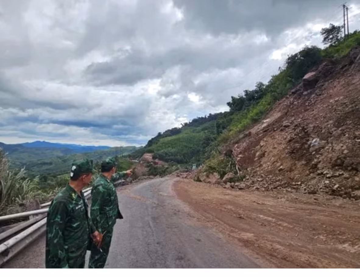 Lực lượng chức năng đang tập trung khắc phục sự cố. Ảnh: BP