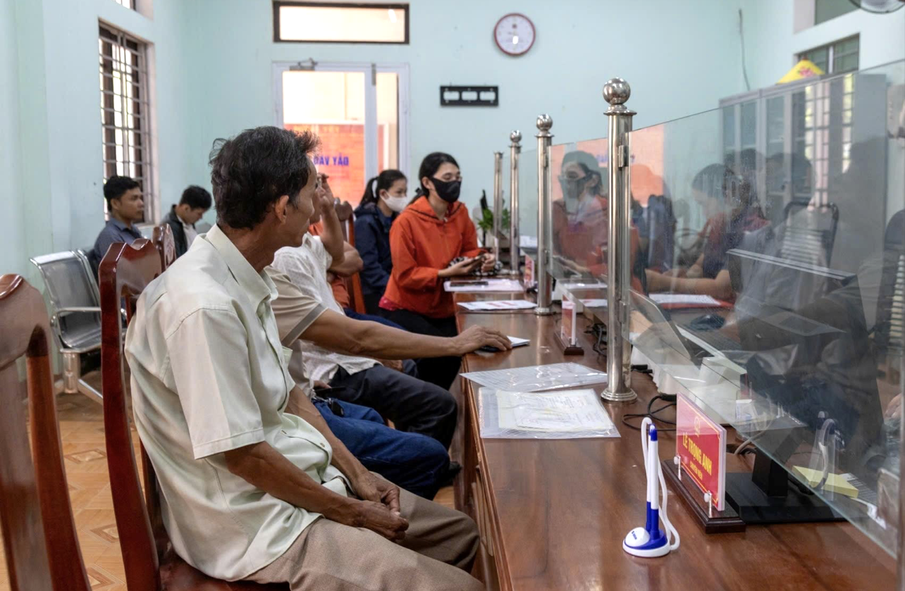 Người dân thuận tiện rất nhiều mặt khi có các Trung tâm phục vụ hành chính công tại các xã, phường